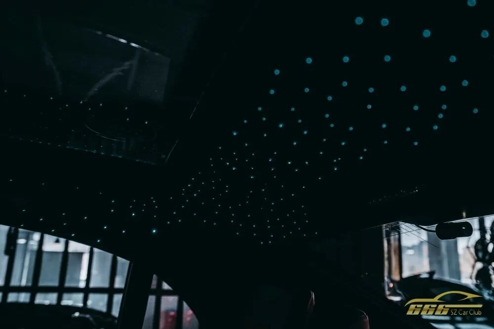 翻毛皮星空顶的灯光效果实拍;星空顶需拆解顶棚与灯具总成,应确认对后续保养与顶棚复原的影响